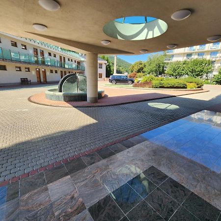 Kristoff Plaza Trencianske Teplice Apartment เตร็นชีน ภายนอก รูปภาพ
