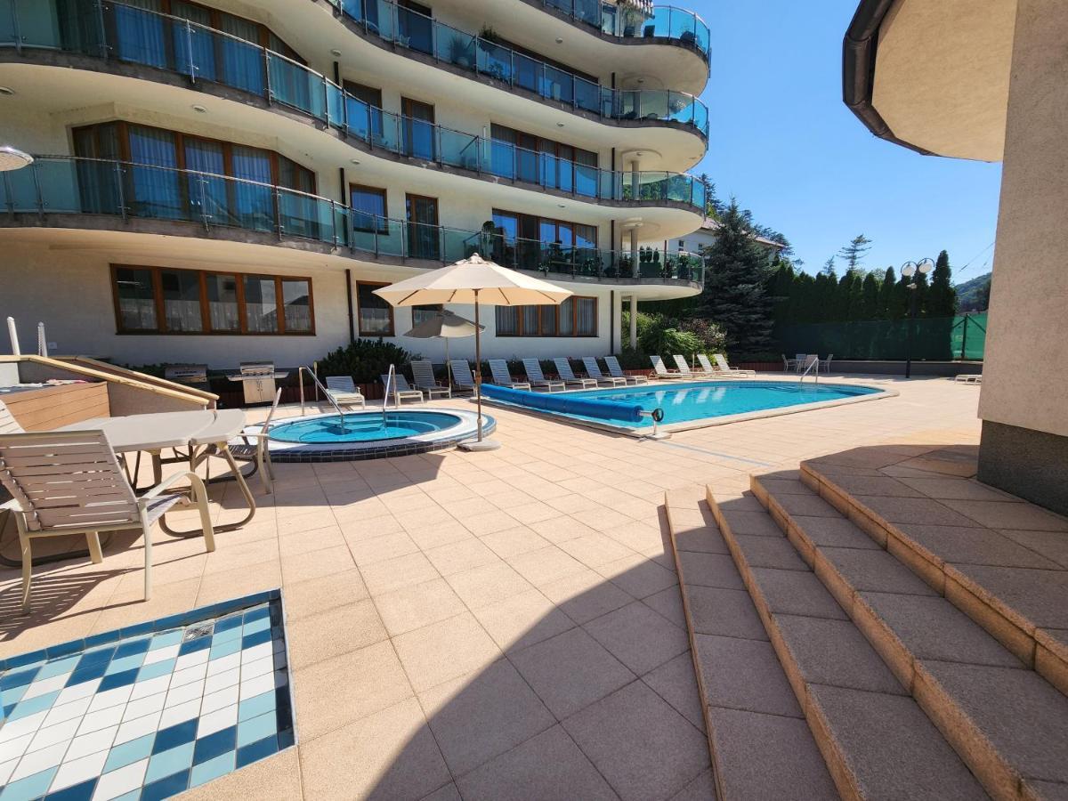 Kristoff Plaza Trencianske Teplice Apartment เตร็นชีน ภายนอก รูปภาพ